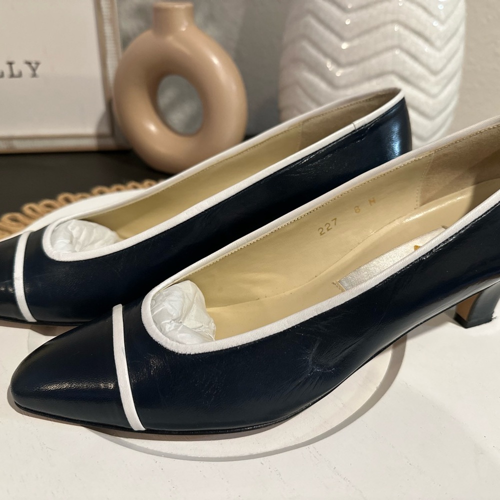 Liz Claiborne womens size 8 navy leather pumps kitten heel
